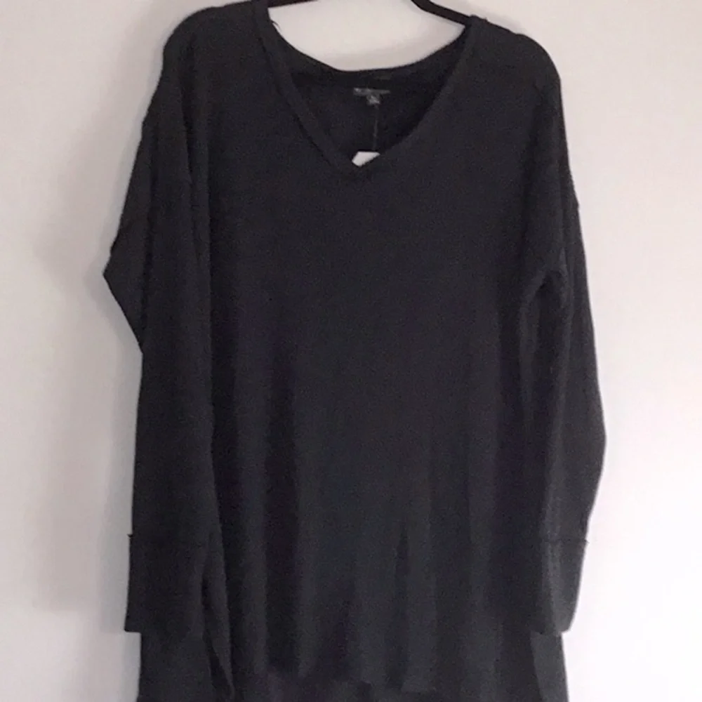 Belk Wonderly, Woman’s Black V-Neck Waffle Knit Long Sleeve Relaxed Fit Tunic. - Picture 4 of 8